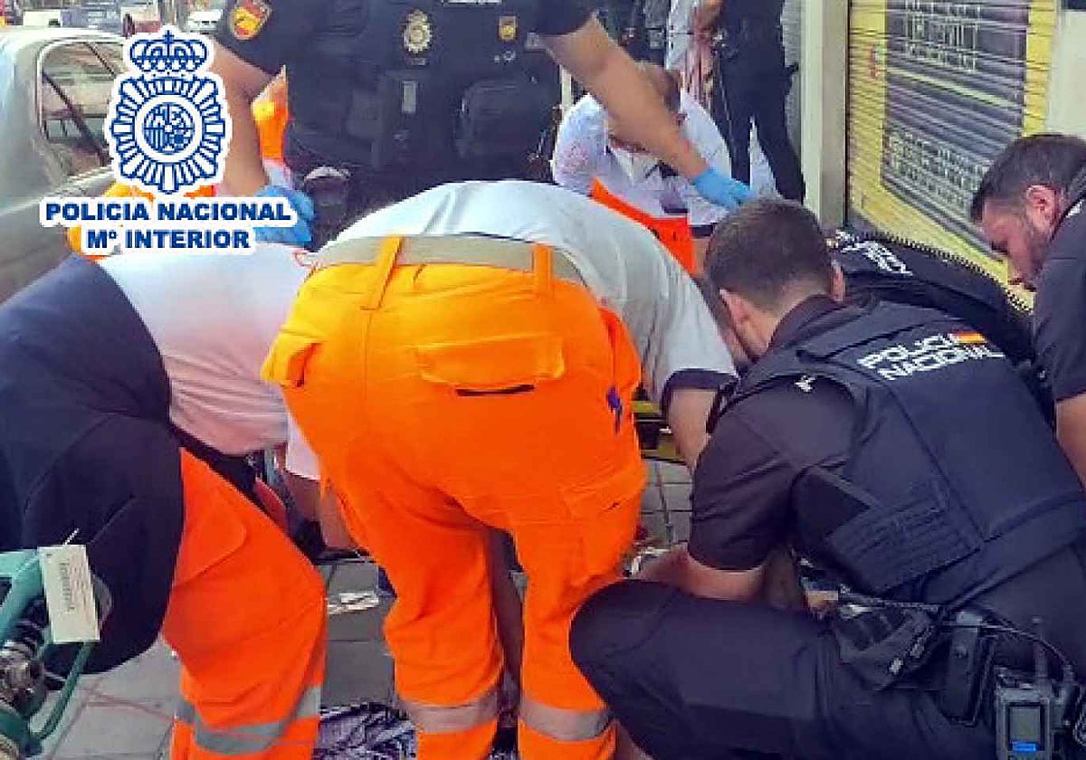 Varios policías, junto a los servicios de emergencias, atendiendo a un ciudadano