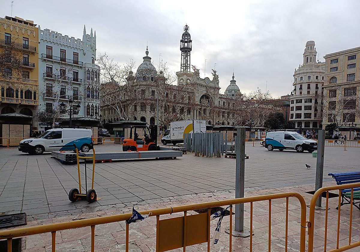 Imagen de este martes de la plaza del Ayuntamiento de Valencia con el montaje de Fallas