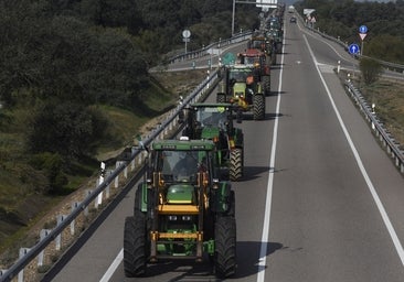 Fotos: una hilera interminable de tractores secunda la protesta en el norte de Córdoba