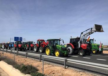 Medio millar de tractores cortan la A-43 rumbo a Manzanares, donde más agricultores ya están en la calzada