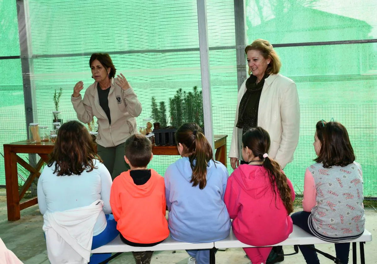 Alumnos del CEIP Emilio Calatayud, de Numancia de la Sagra, visitan el vivero