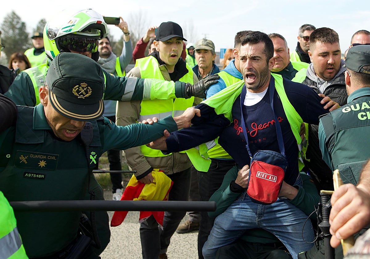 Uno de los agricultores detenidos, durante el intento de cortar la autovía