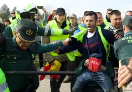 Seis agricultores, detenidos cerca de Granada tras intentar cortar la A-92 y enfrentarse a la Guardia Civil