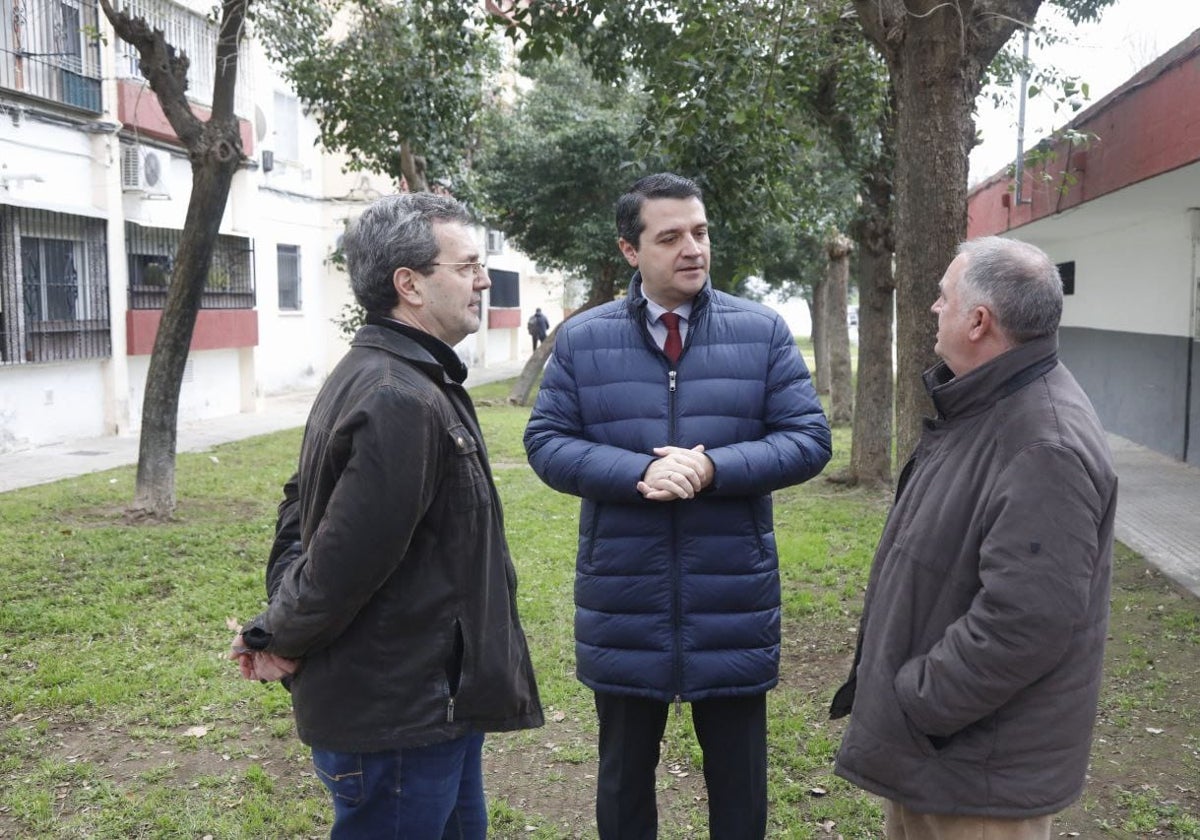 José María Bellido junto a representantes del movimiento vecinal en los bloques de San José Obrero