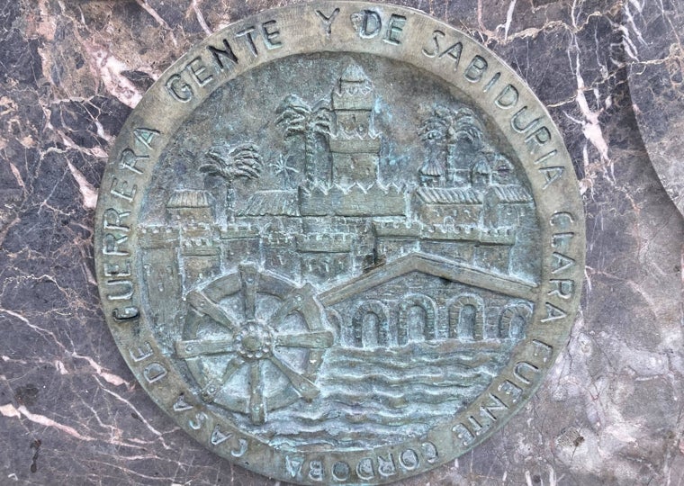 Sello de la ciudad, en una fuente en el exterior del Ayuntamiento de Córdoba