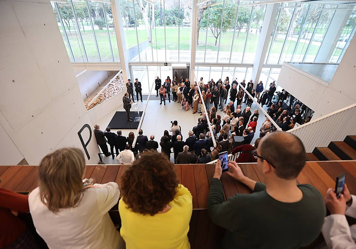 Un momento del acto de inauguración de la Biblioteca Grupo Cántico