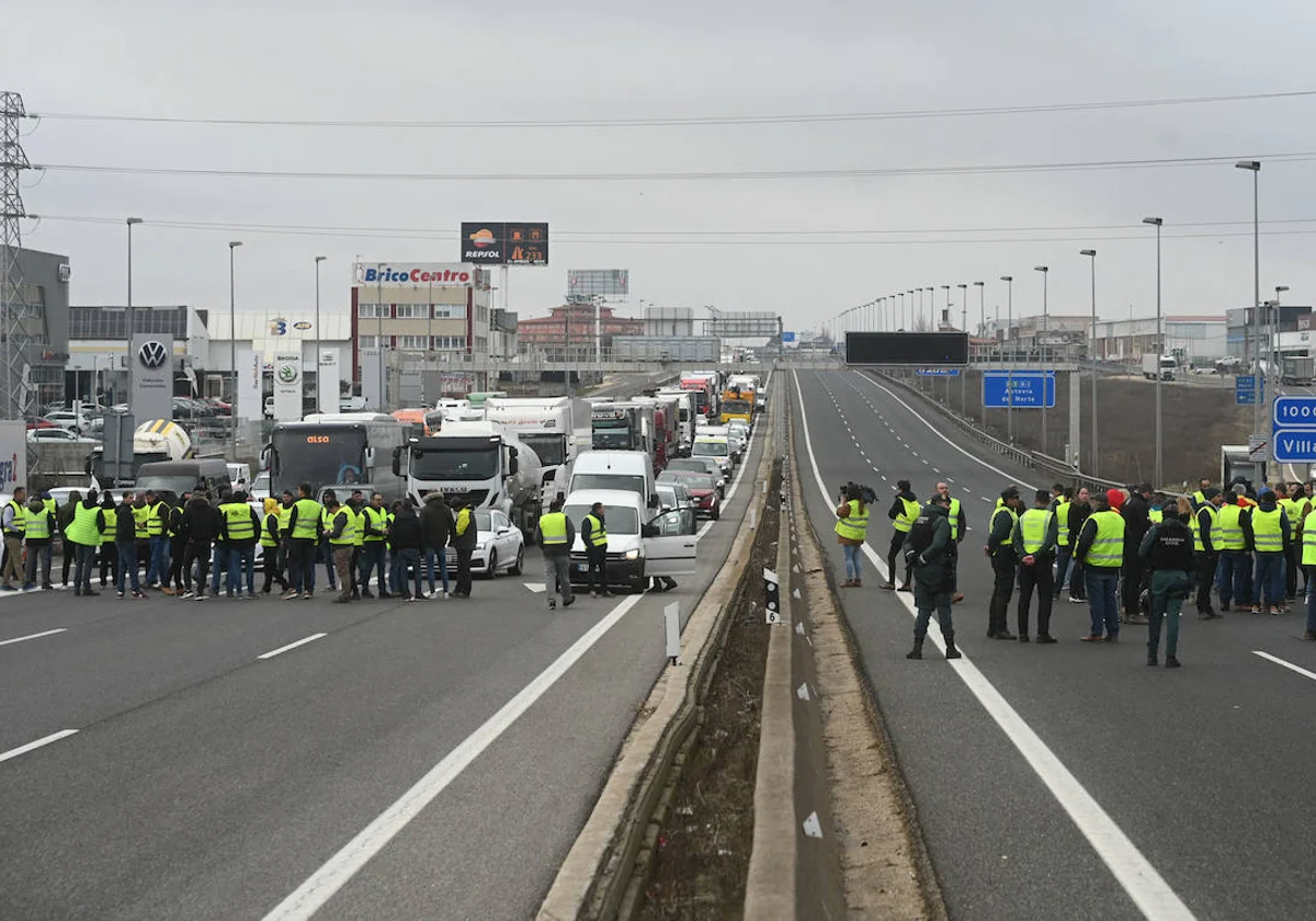 Corte de la A1 a su paso por Burgos por las protestas de los agricultores