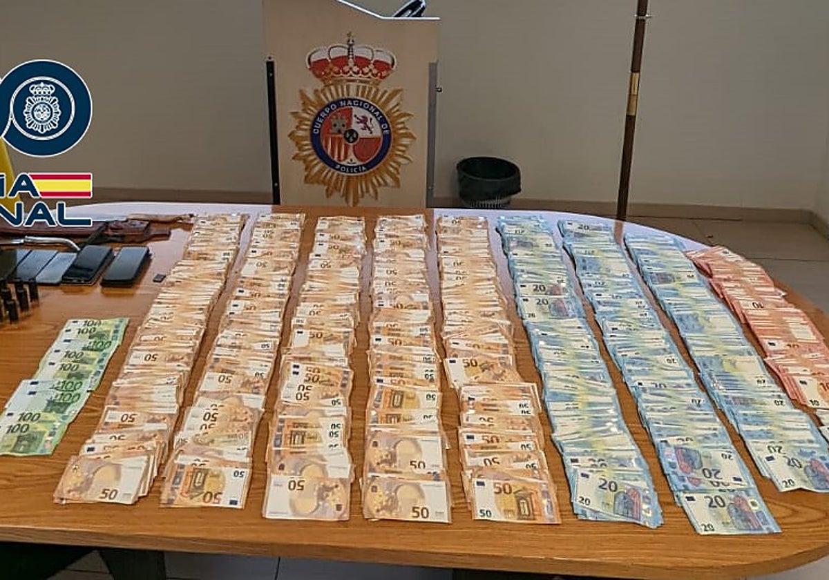 Imagen del dinero intervenido por la Policía Nacional en la casa de unos ancianos de Valencia que servía de base de unos narcotraficantes