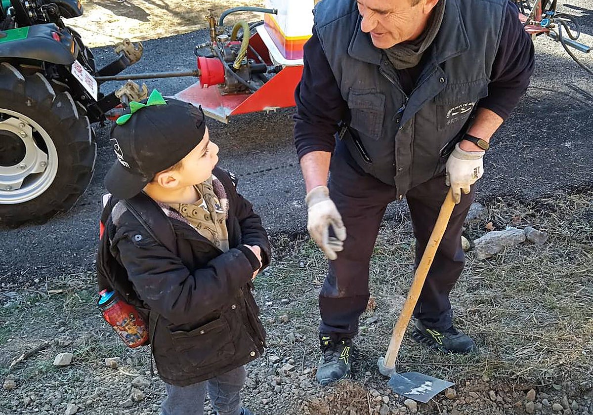 Imagen de un niño en plenas labores de reforestación en Montán