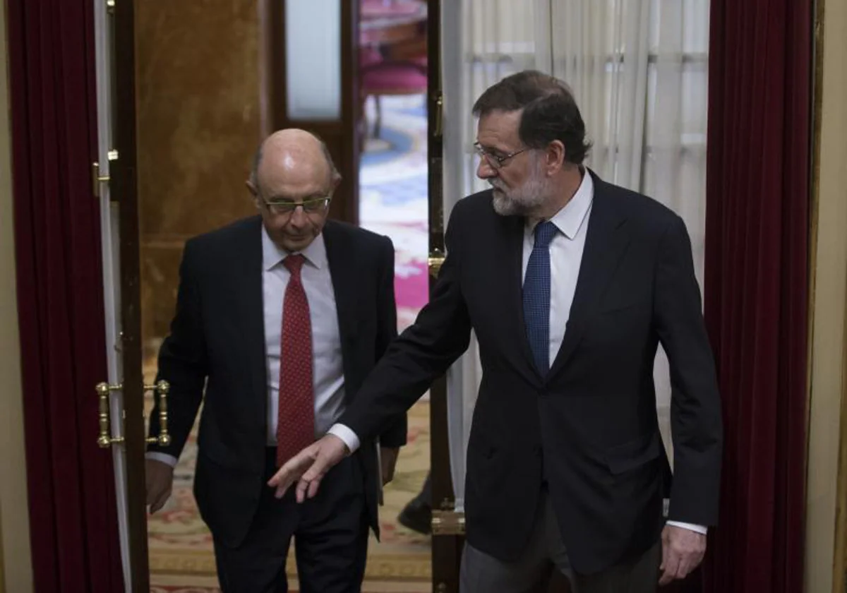 El exministro Cristóbal Montoro y el expresidente del Gobierno Mariano Rajoy en una imagen de archivo