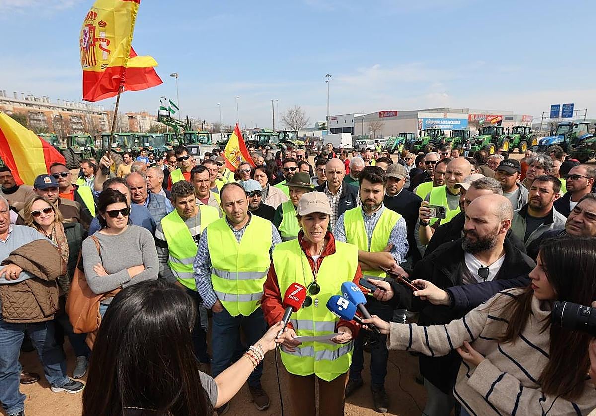 Soledad Serrano atendiendo a los medios de comunicación durante la tractorada del martes