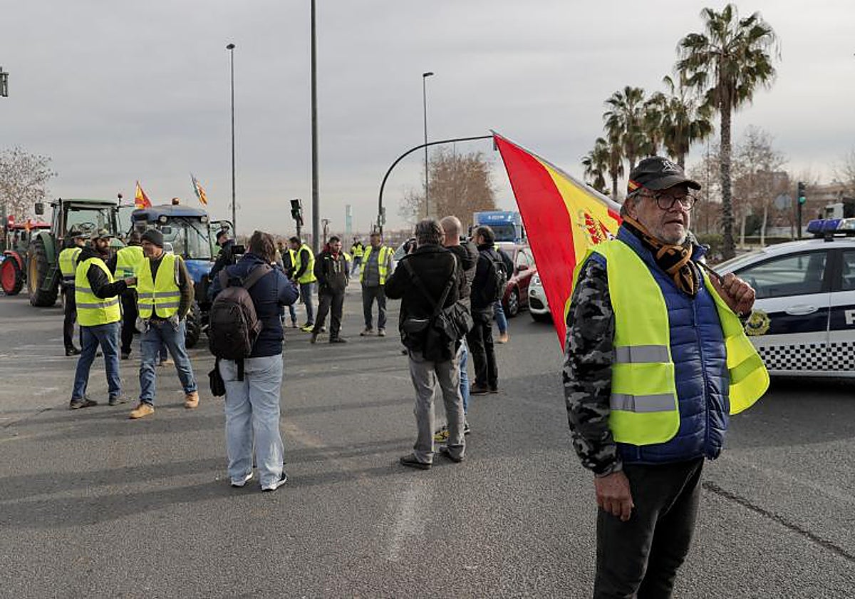 Agricultores durante la manifestación con tractores en Valencia
