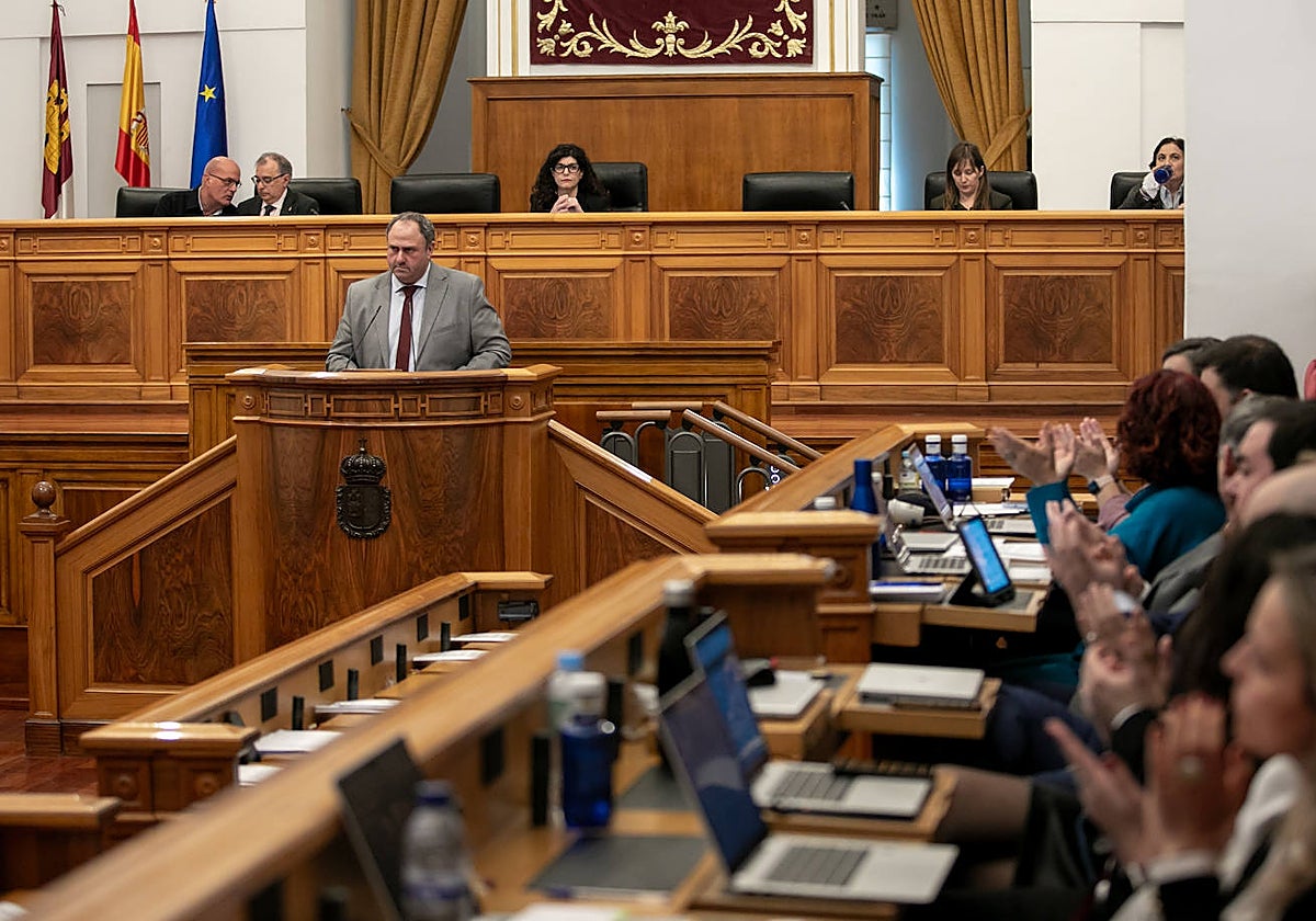 Julián Martínez Lizán durante su intervención en el pleno de las Cortes