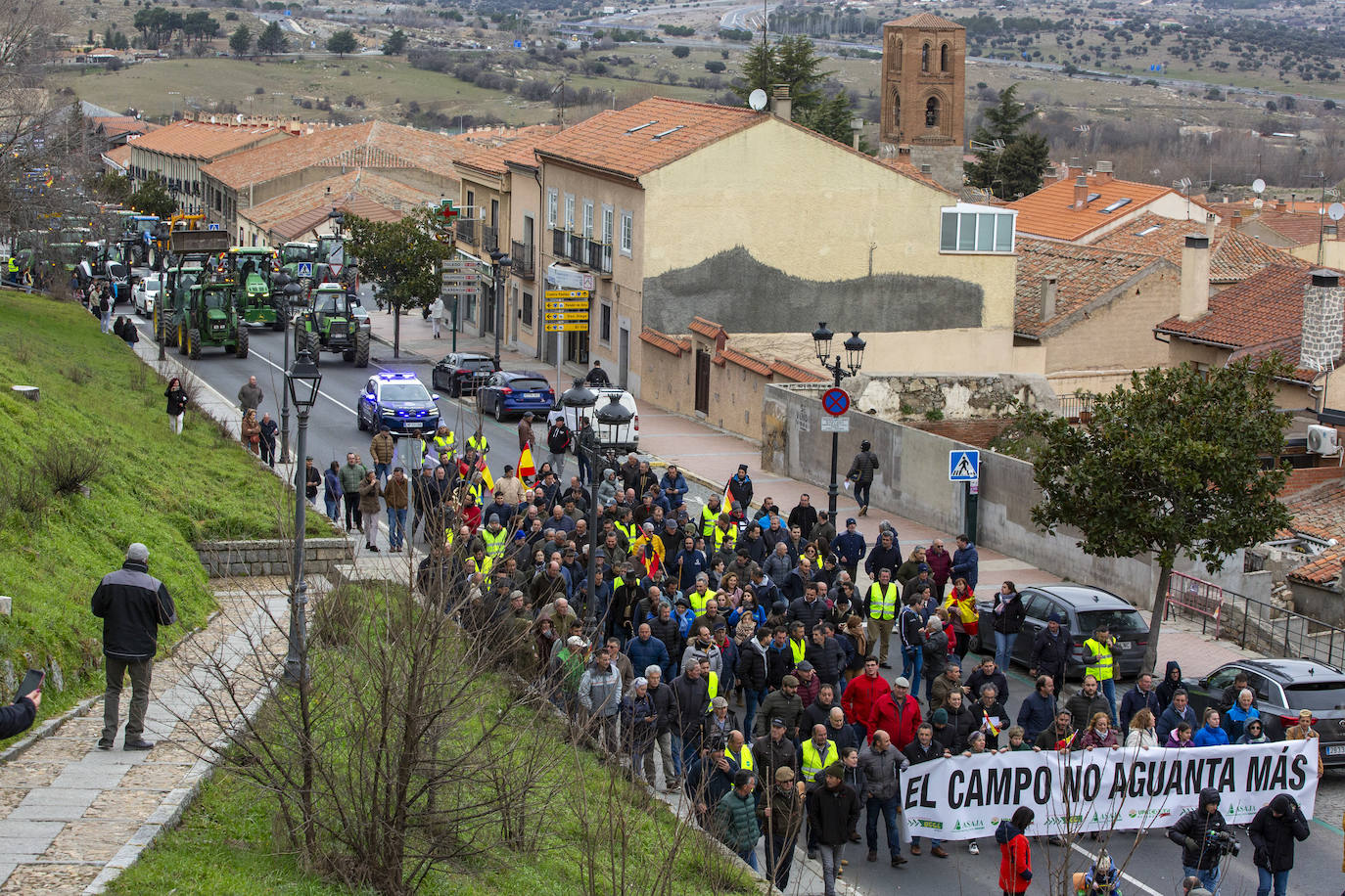 Ganaderos y agricultores salen a las calles en la ciudad amurallada