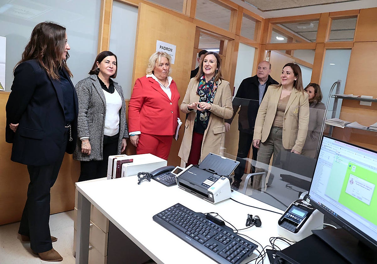 Imagen de María José Catalá en su visita a la oficina de padrón de Castellar-l'Oliveral