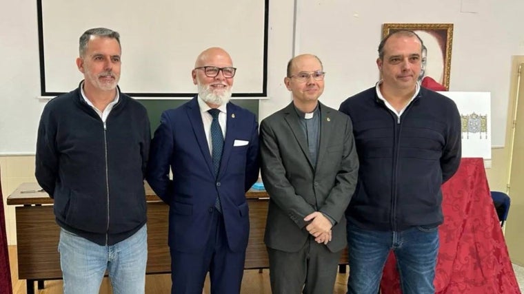 Mariano Valverde; José Antonio Pérez; el consiliario, José Luis Moreno; y Manuel Valverde, presentando el proyecto de restauración del palio a finales de enero