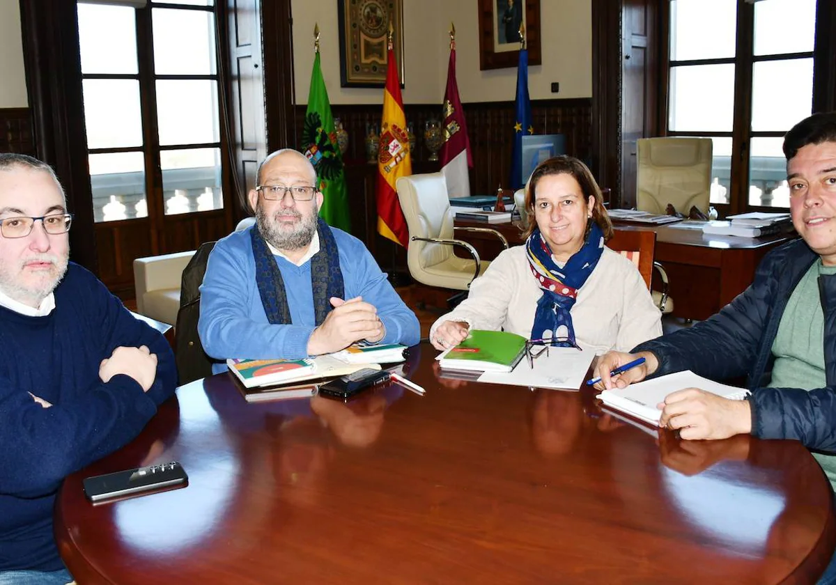 Conchi Cedillo y Tomás Arribas con el alcalde de Mascaraque, Enrique Óvilo, y el concejal Diego Bravo