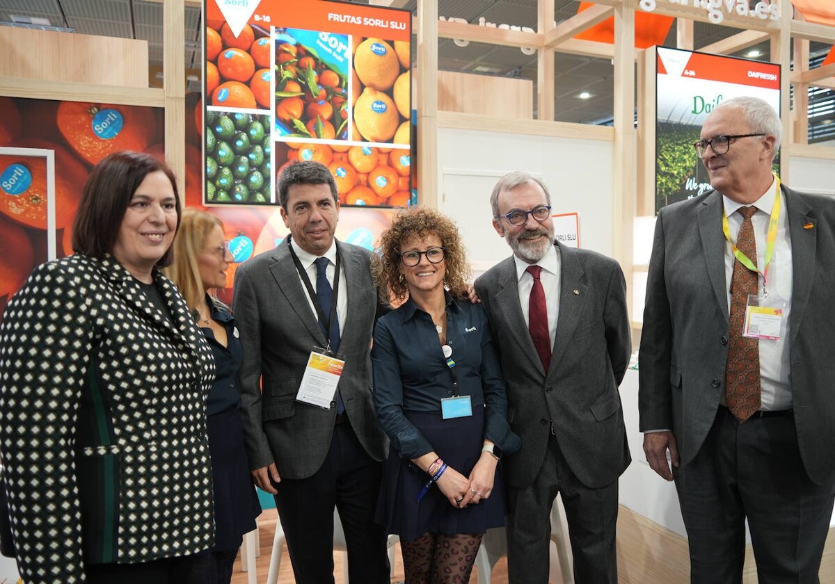 Imagen del presidente de la Generalitat Valenciana, Carlos Mazón, este jueves, con el embajador de España en Alemania, Ricardo Martínez, durante su visita a Fruit Logistica (Berlín)