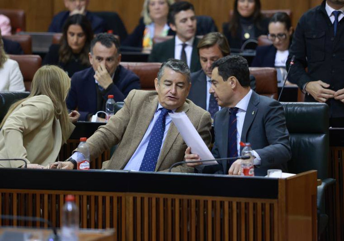Juanma Moreno y Antonio Sanz en el Parlamento andaluz