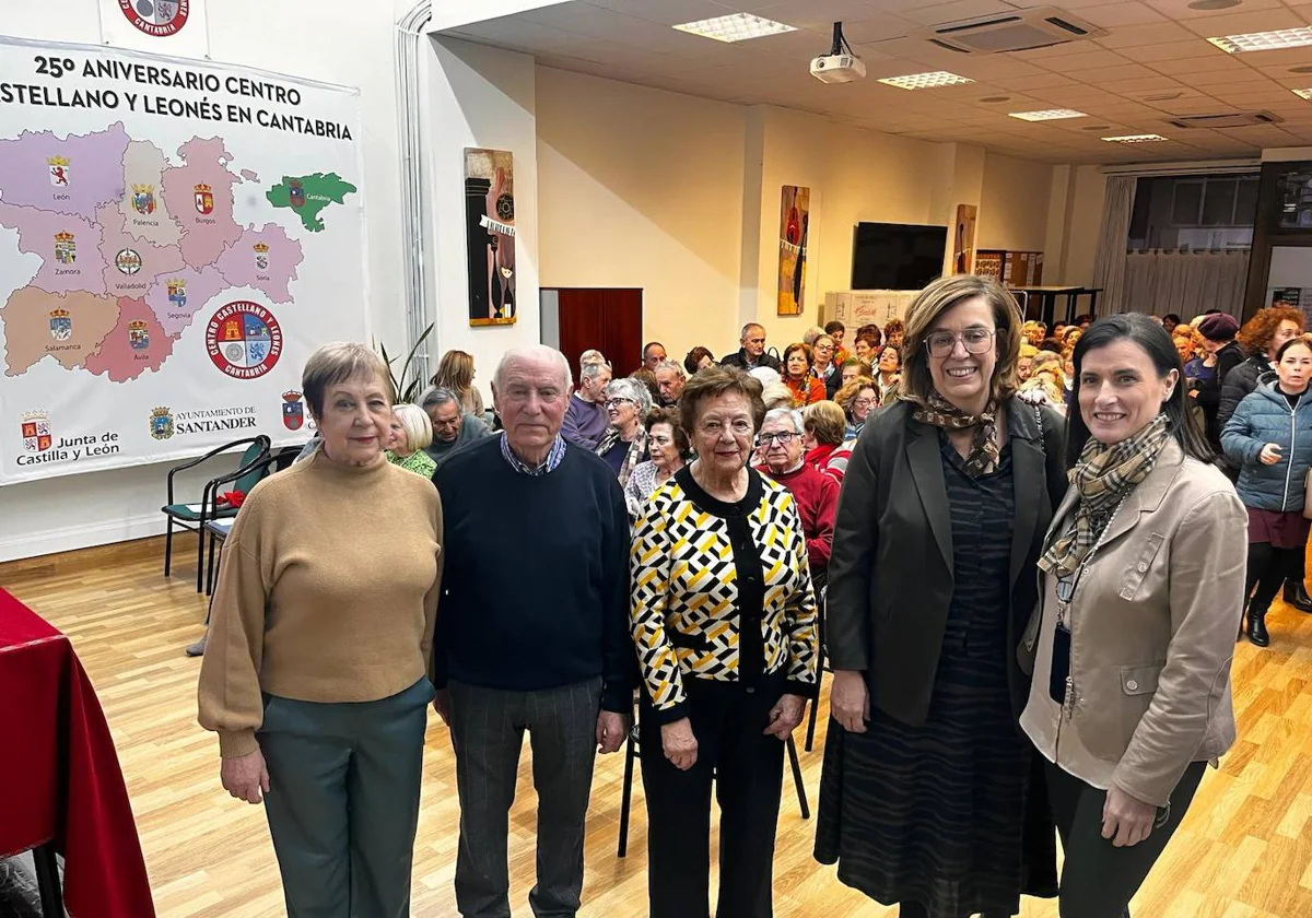 Ángeles Armisén en la conferencia en el Centro Castellano y Leones de Cantabria, en Santander