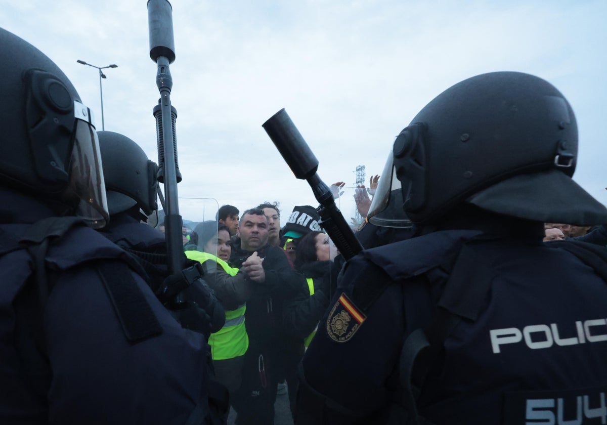 La Policía haciendo replegarse a los manifestantes