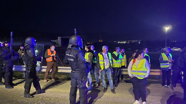 La Policía hizo un cordón para contener a los manifestantes al caer la noche