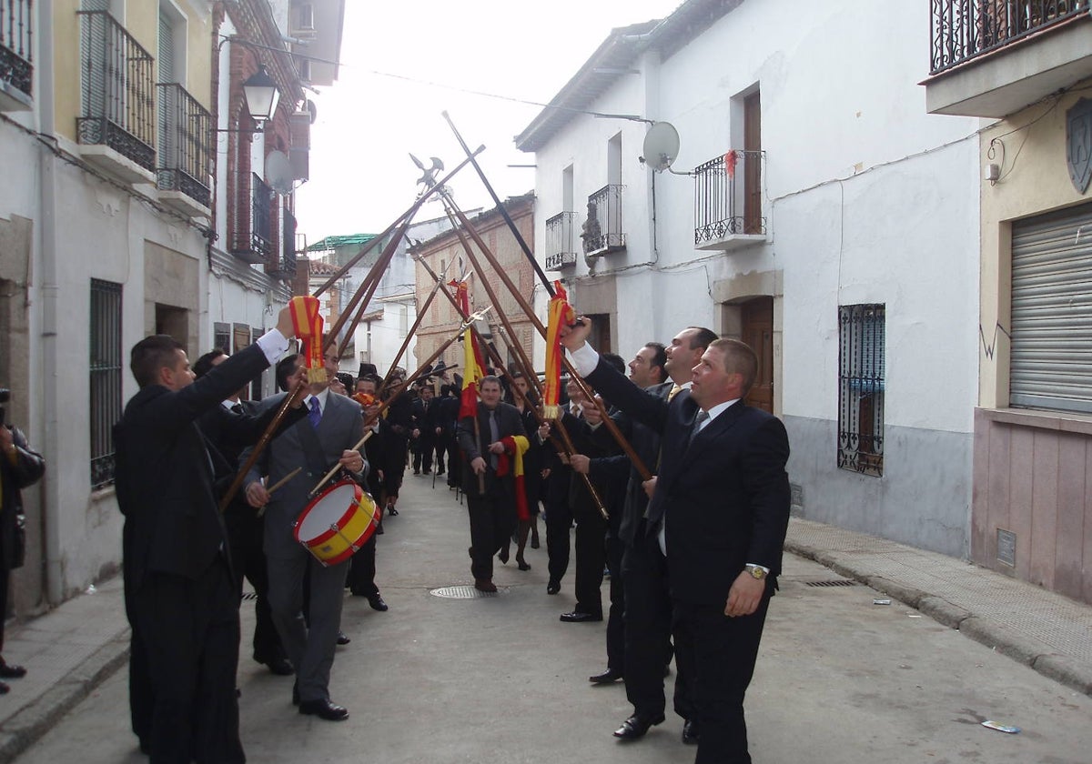 Desfile de los sargentos por las calles de Almorox