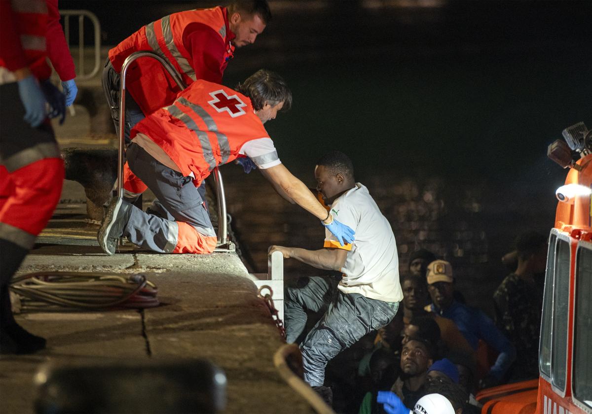 Un grupo de 56 inmigrantes de origen subsahariano rescatado por Salvamento Marítimo