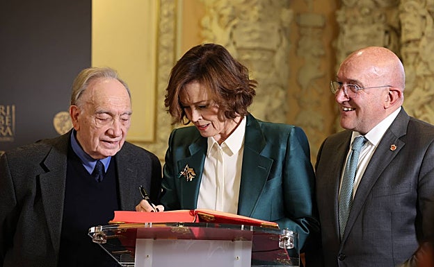 La actriz firma en el libro de honor acompañada por Méndez-Leite y el alcalde vallisoletano Jesús Julio Carnero