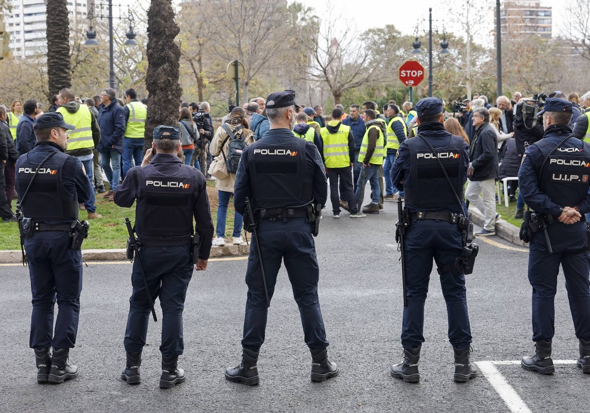 Imagen de la protesta de agricultores, este viernes, ante al Delegación del Gobierno en Valencia