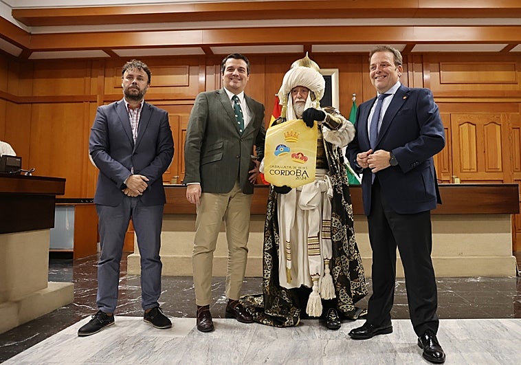 Salvador Fuentes, la parlamentaria Verónica Martos y el alcalde, en el Carnaval