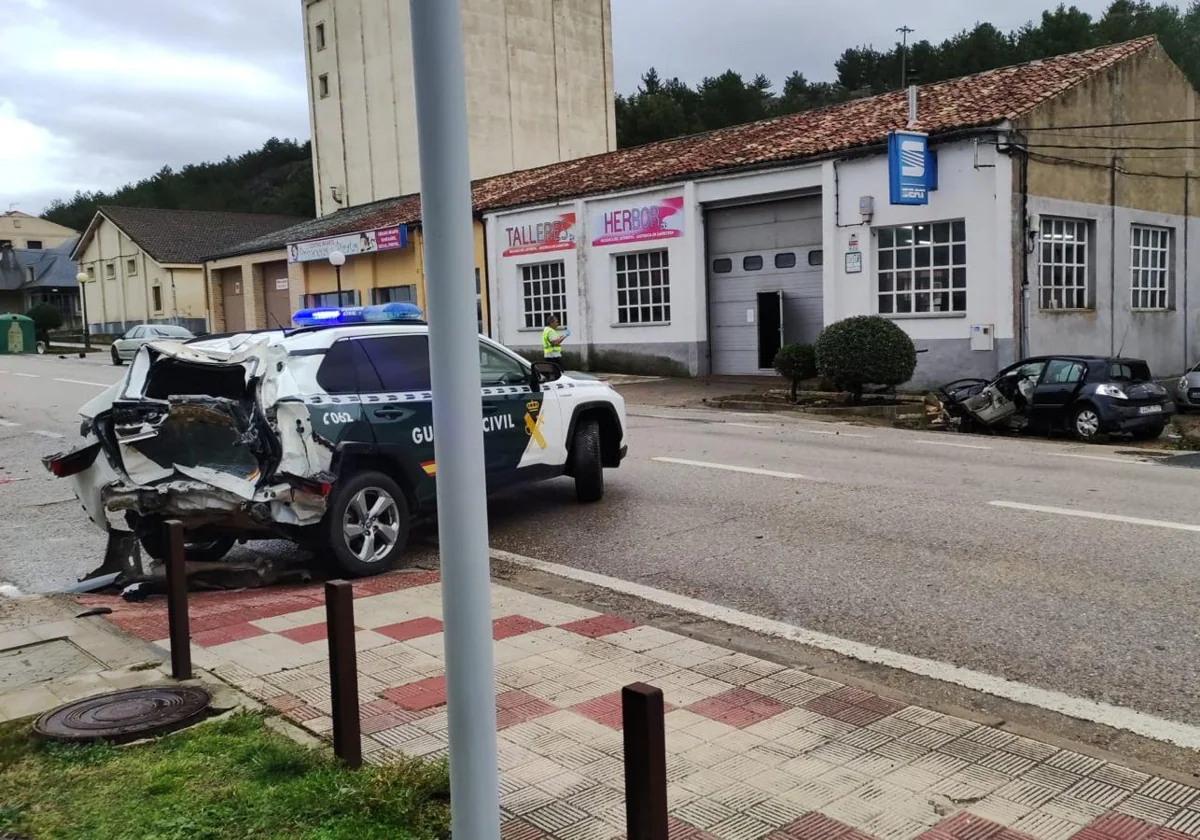 Estado en el que ha quedado uno de los vehículos de la Guardia Civil arrollados por el camión