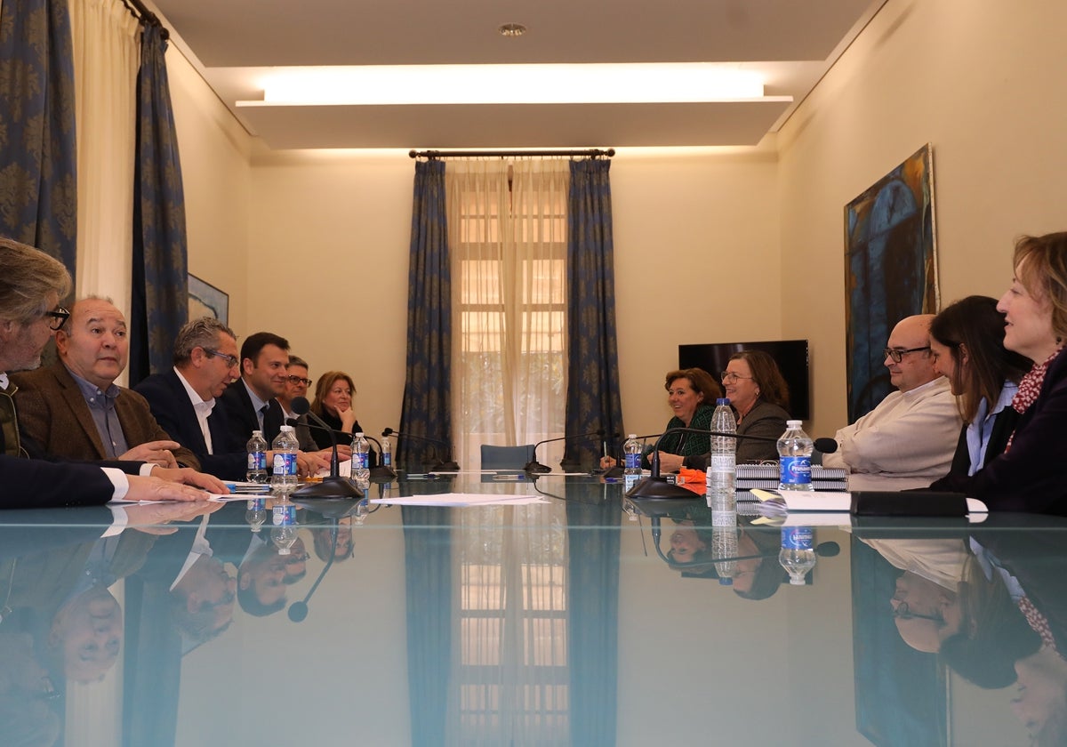 Reunión con representantes de la Diputación de Alicante, la Generalitat Valenciana y el Gobierno de Murcia, este viernes.