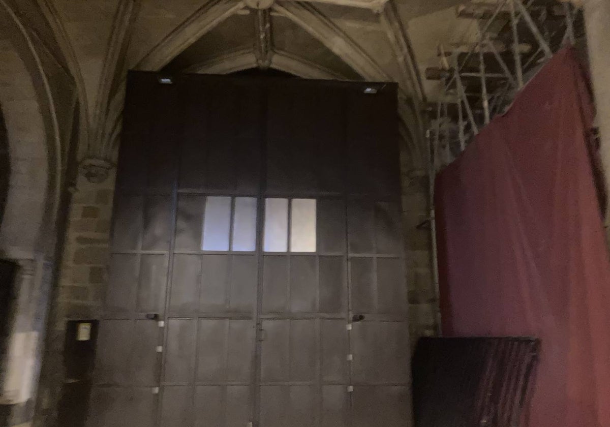 La puerta principal de la Real Iglesia de San Pablo, libre de andamios para la salida y entrada de la Expiración el Viernes Santo