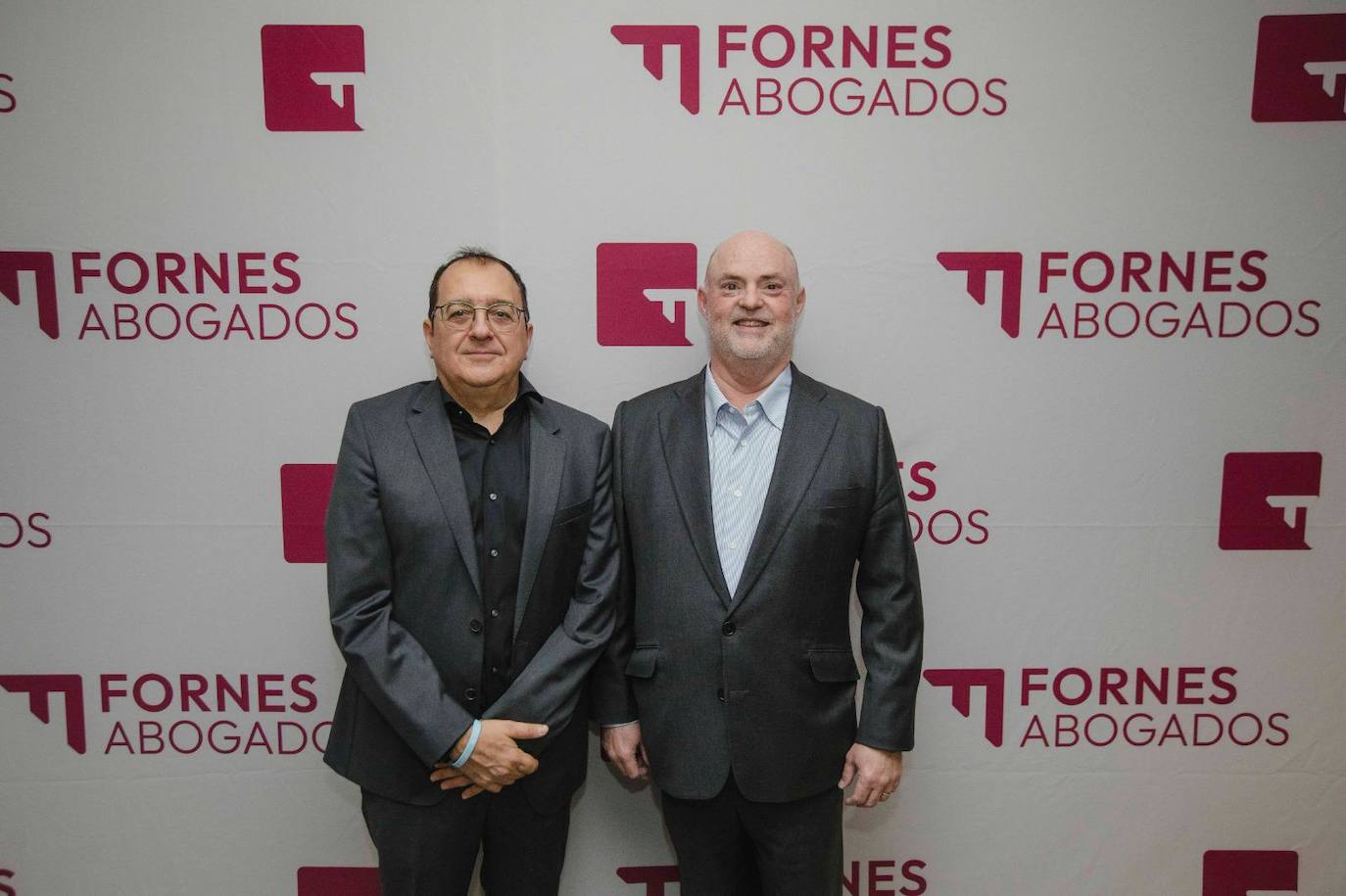 Imagen de Carlos Fornes y Alberto de Rosa con la nueva imagen de 'Fornes Abogados' al fondo