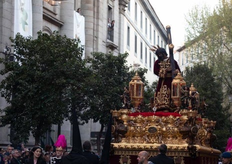 Imagen secundaria 1 - IIIIIProcesión de los Estudiantes (arriba), del Jesús del Gran Poder (abajo, izq.) y de los Alabarderos (dcha), tres de las más populares de Madrid