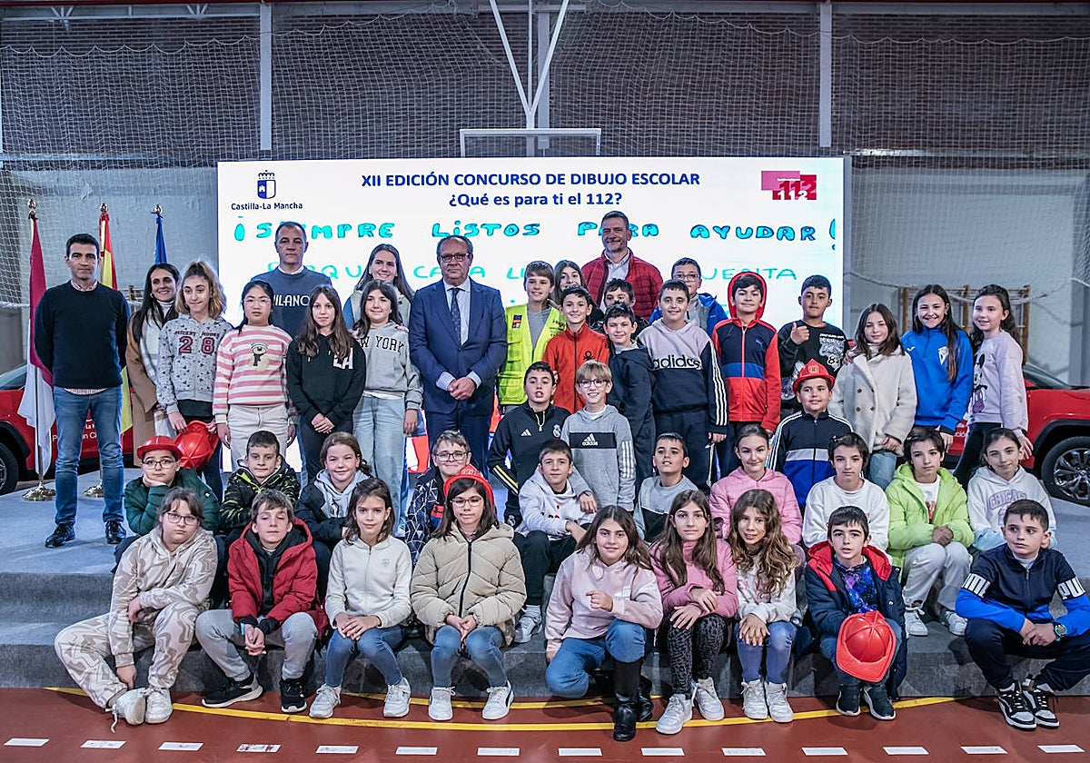 Ruiz Molina junto a algunos de los niños que han participado en el concurso de Dibujo del 112