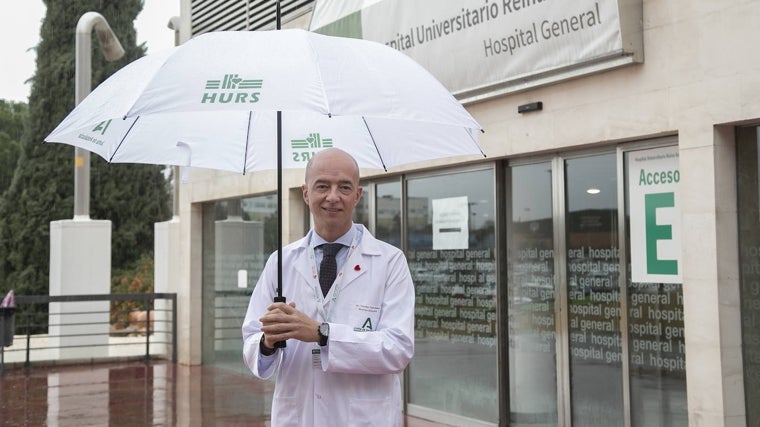 Francisco Triviño, este viernes ante el centro sanitario