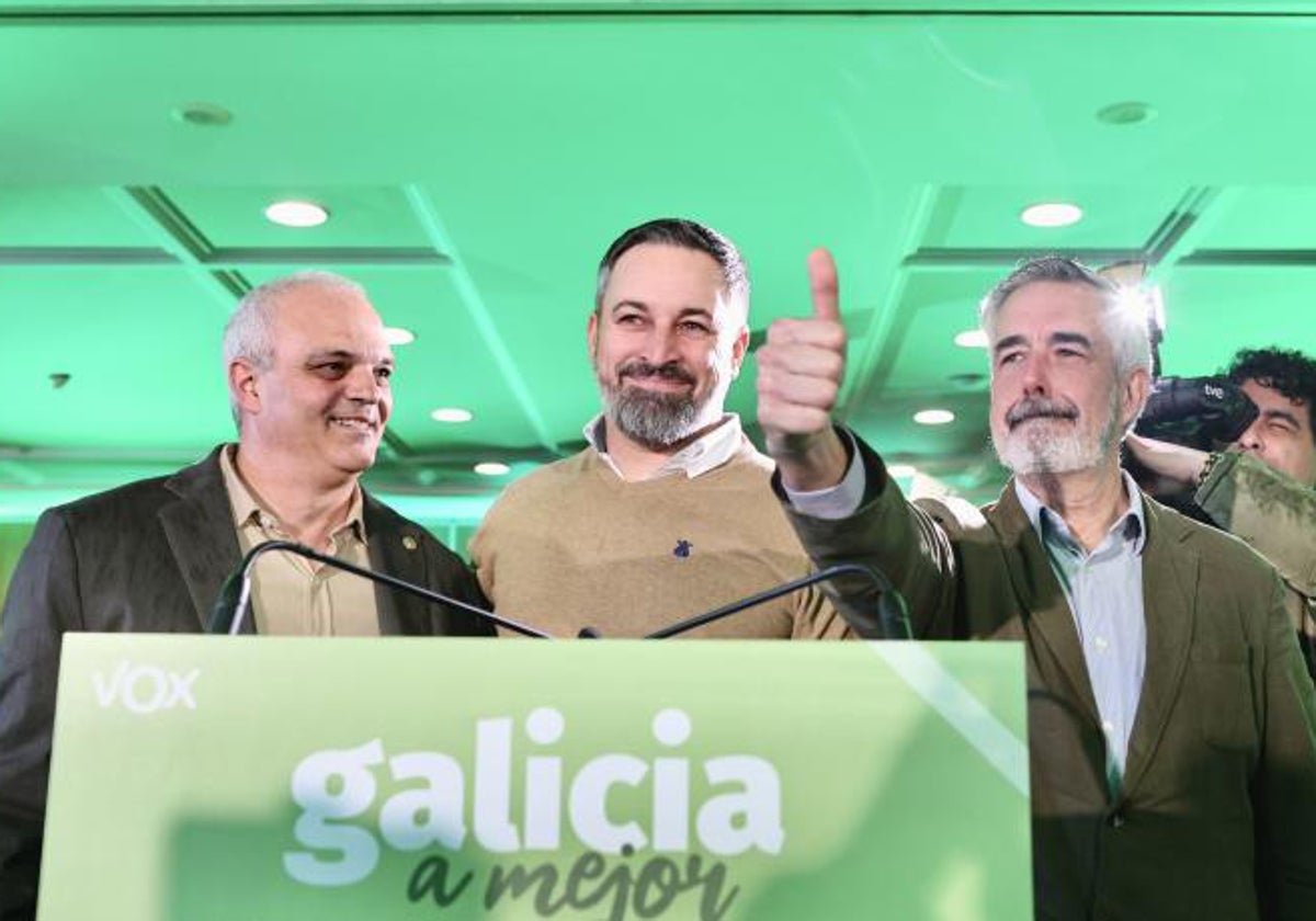 Santiago Abascal, junto a los candidatos Manuel Fuentes (i) y Álvaro Díaz-Mella, este sábado en la capital de Galicia
