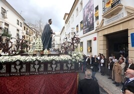 La lluvia obliga al Padre Cristóbal de Santa Catalina de Córdoba a volver antes a su templo