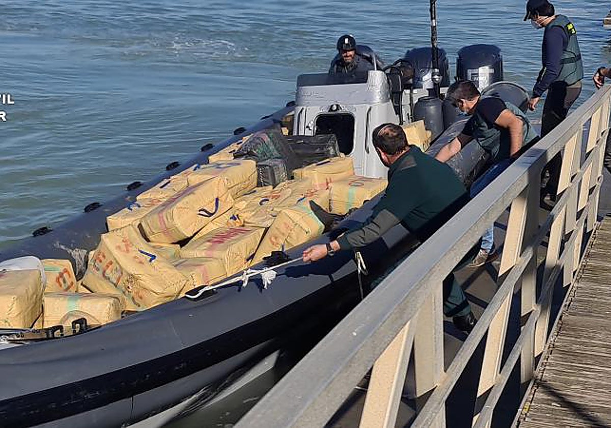 Agentes de la Guardia Civil durante la intervención de una narcolancha