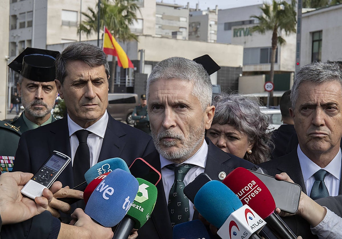 El ministro del Interior, Fernando Grande-Marlaska, declara ante los medios en Cádiz