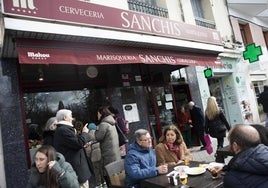 Retiro, el barrio de Madrid donde los 'gatos' se beben la vida