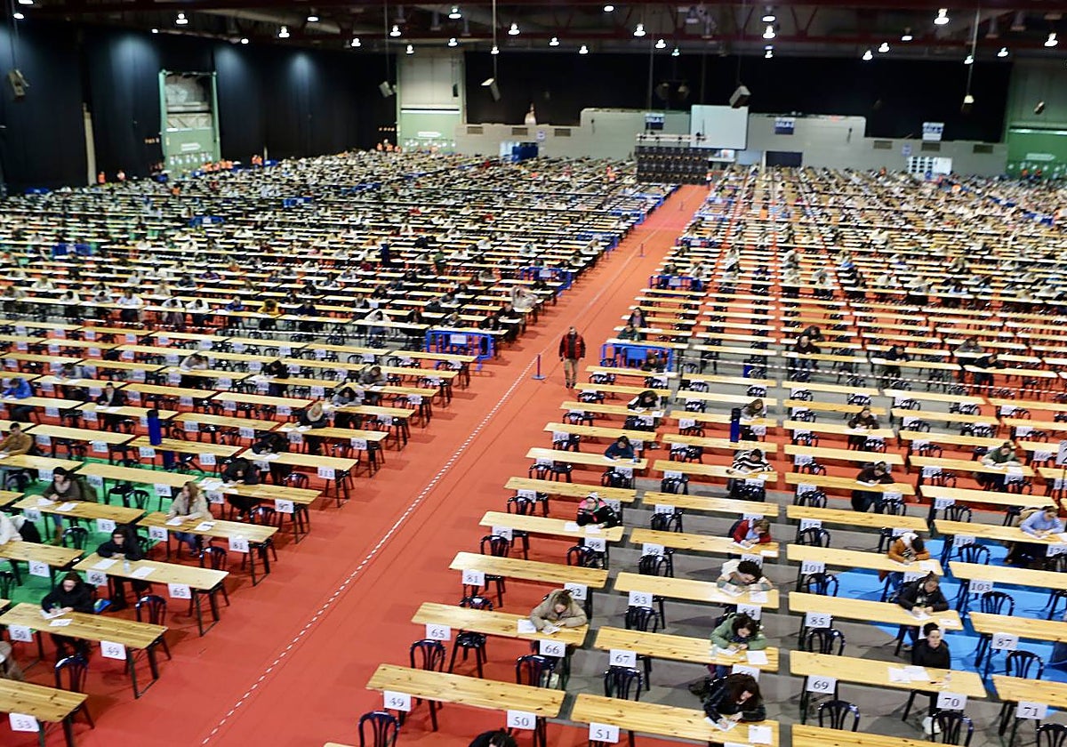 Imagen de una de las salas en las que ayer se celebraron las pruebas selectivas del Sergas