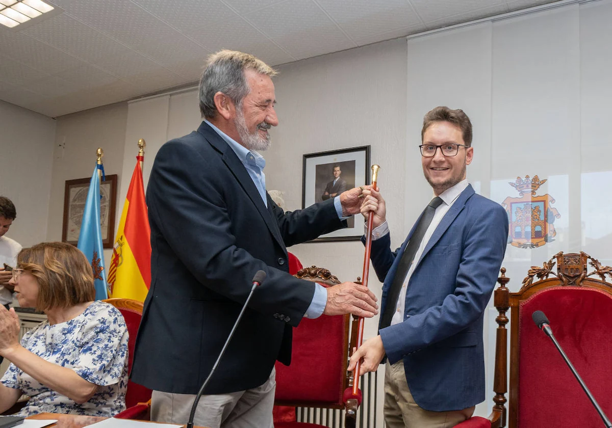 El  alcalde de Aranda de Duero, Antonio Linaje, recibiendo el bastón de mando