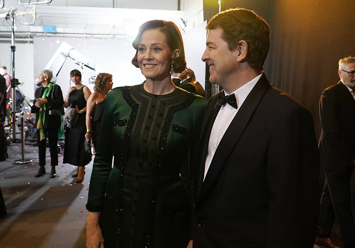 La actriz Sigourney Weaver, junto al presidente de la Junta de Castilla y León