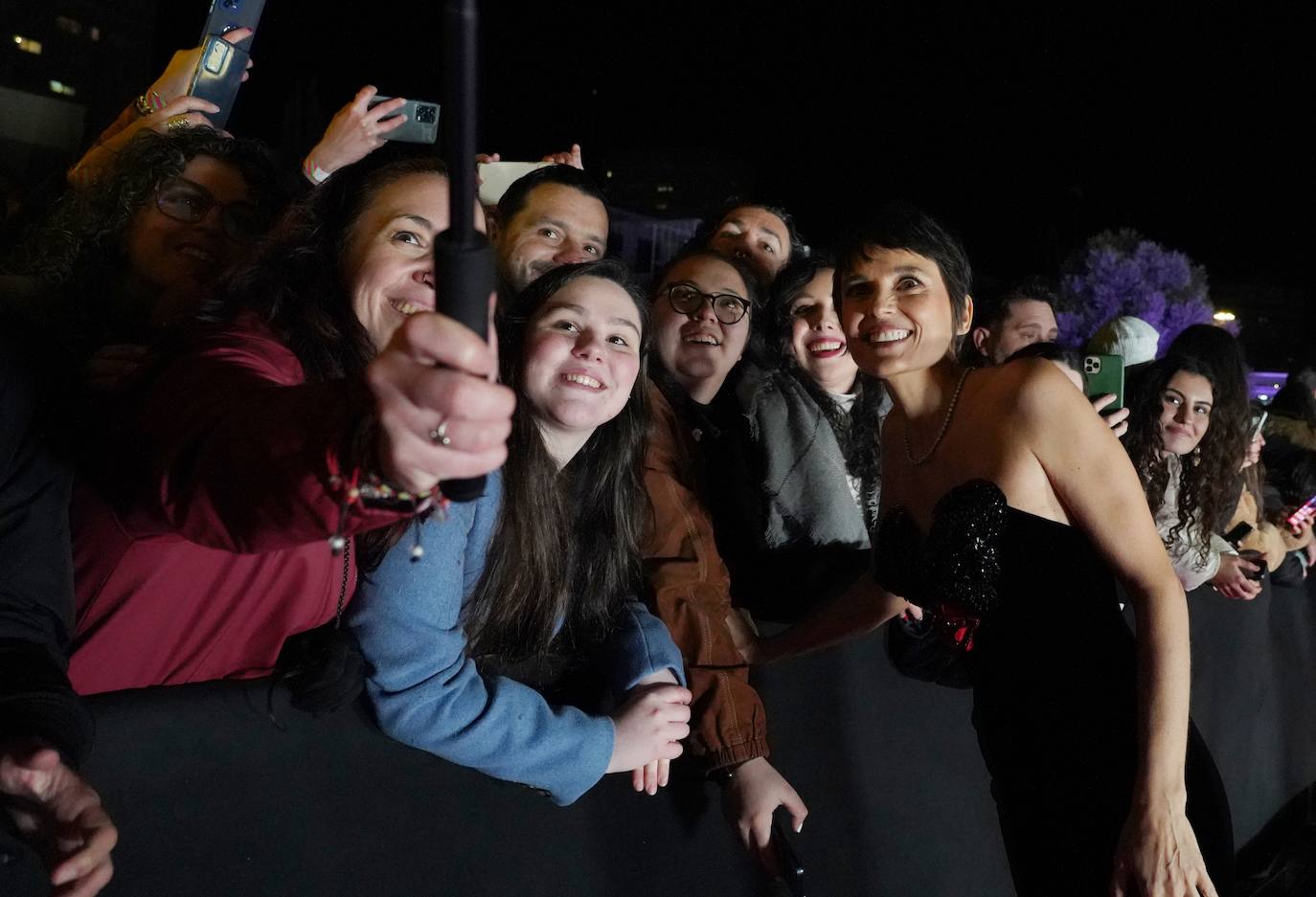 La actriz palentina Elena Anaya posa con los vallisoletanos que se acercaron ayer hasta la Feria de Muestras