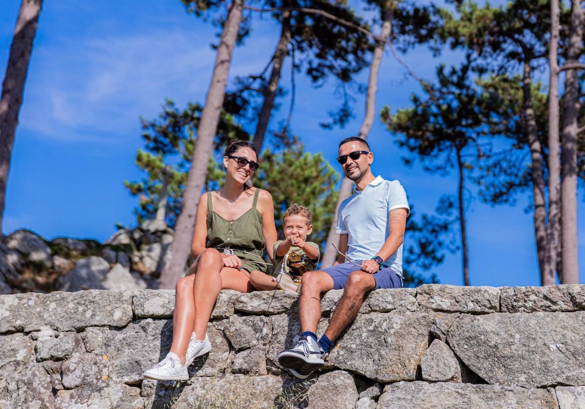 María Belén con su hijo y su marido, con los que ahora vive en Vigo