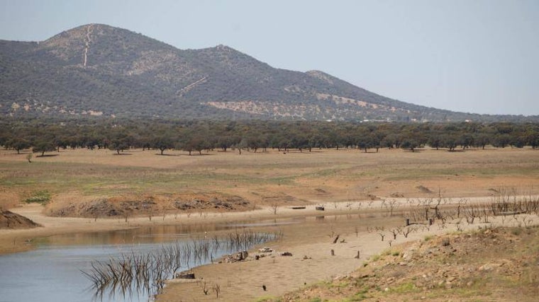 Aspecto que presenta uno de los pantanos de la provincia de Córdoba por falta de lluvia