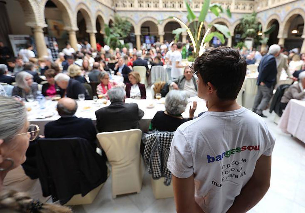 Un joven voluntario durante la comida benéfica en el Círculo de la Amistad el pasado año
